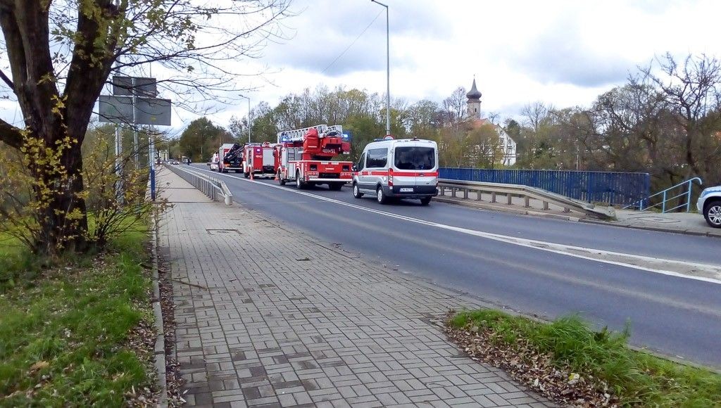 Młoda dziewczyna chciała skoczyć z mostu