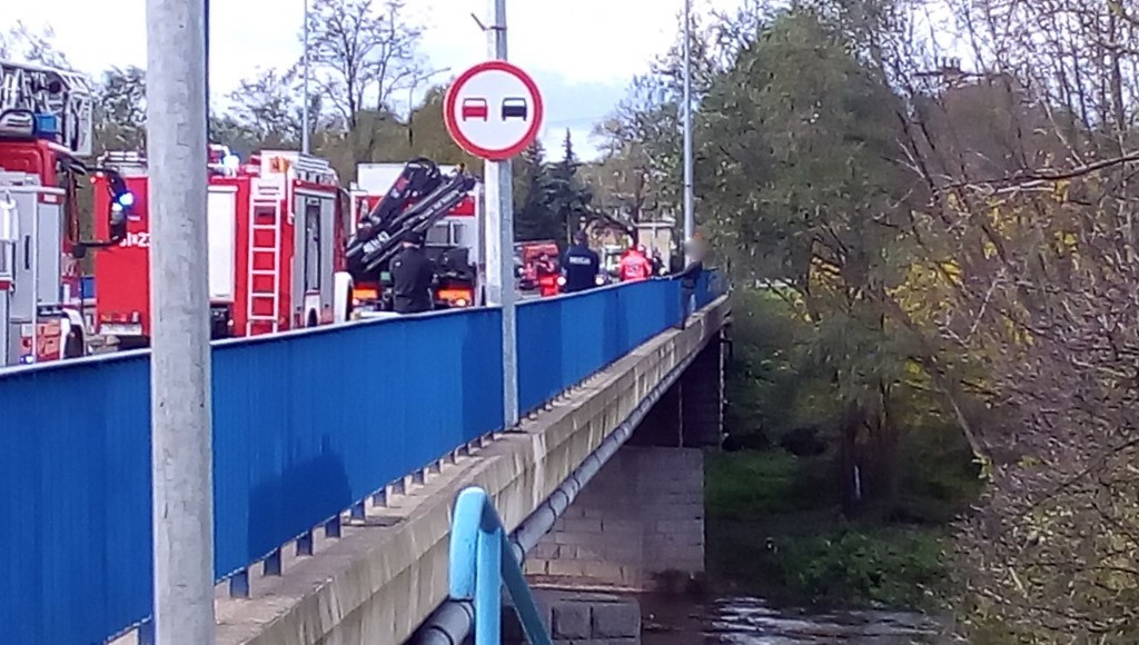 Młoda dziewczyna chciała skoczyć z mostu