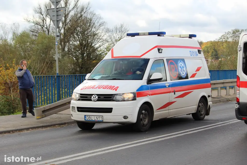 Młoda dziewczyna chciała skoczyć z mostu