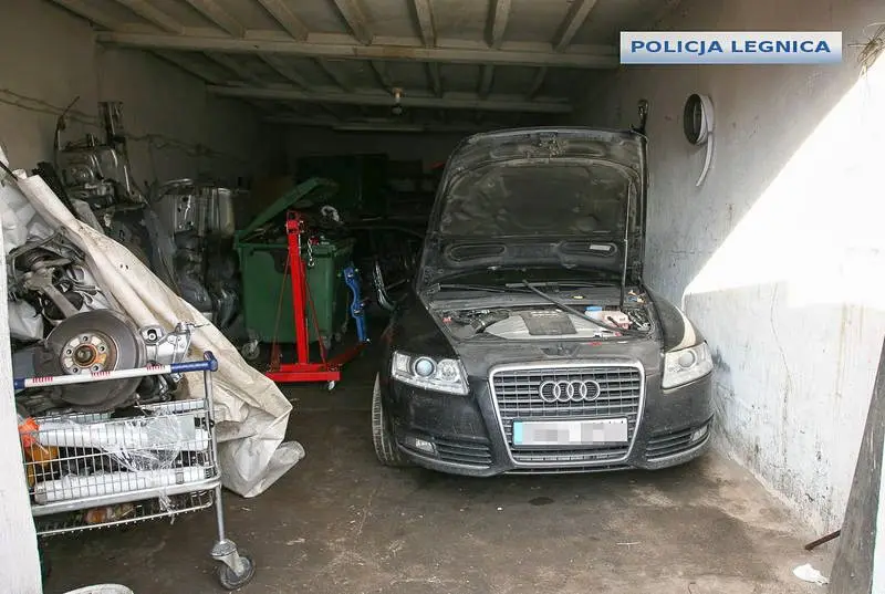 Dziupla samochodowa zlikwidowana, paserzy wpadli na gorącym uczynku