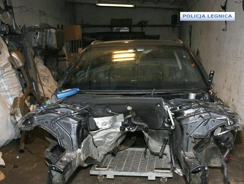 Dziupla samochodowa zlikwidowana, paserzy wpadli na gorącym uczynku