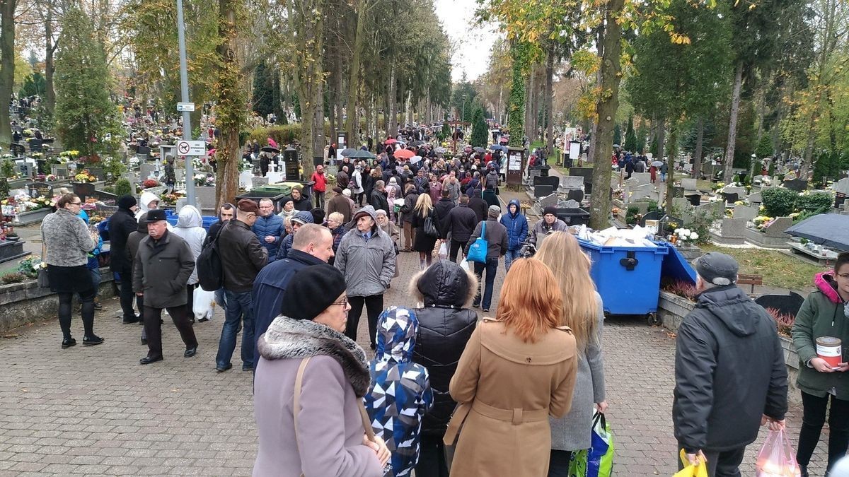 Tysiące ludzi odwiedza bolesławiecki cmentarz