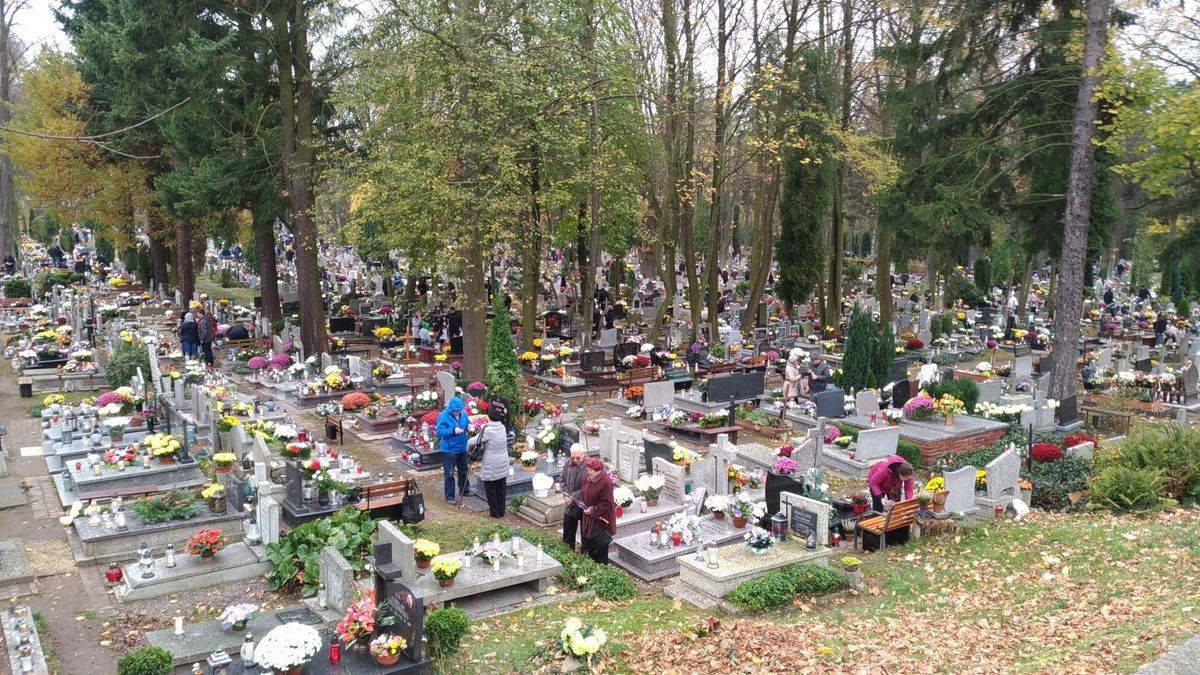 Tysiące ludzi odwiedza bolesławiecki cmentarz