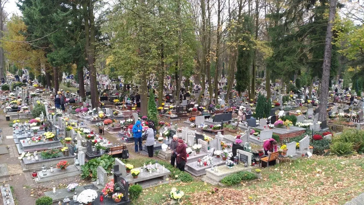 Tysiące ludzi odwiedza bolesławiecki cmentarz