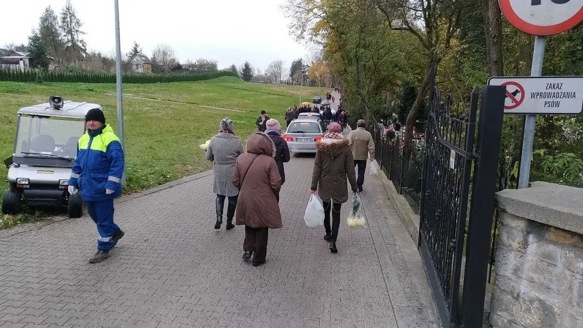 Tysiące ludzi odwiedza bolesławiecki cmentarz