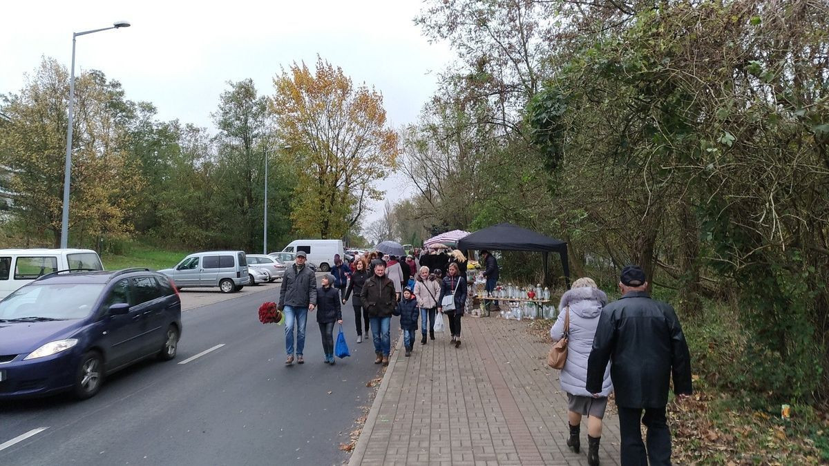 Tysiące ludzi odwiedza bolesławiecki cmentarz