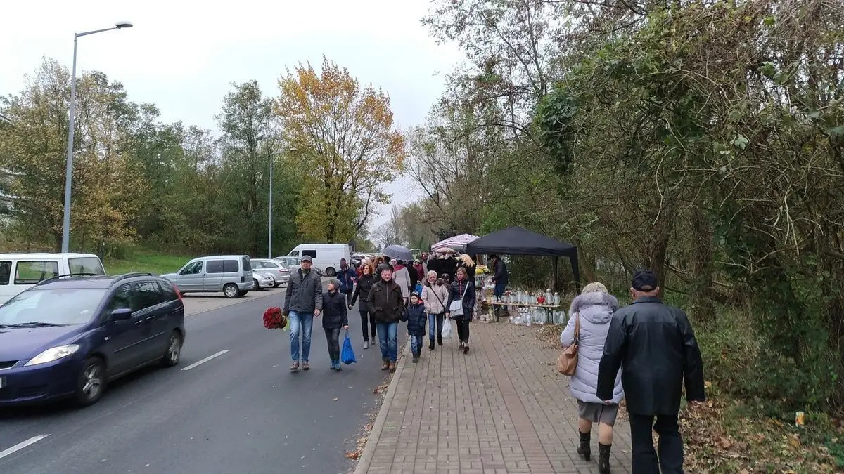 Tysiące ludzi odwiedza bolesławiecki cmentarz