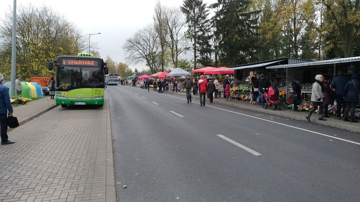 Tysiące ludzi odwiedza bolesławiecki cmentarz