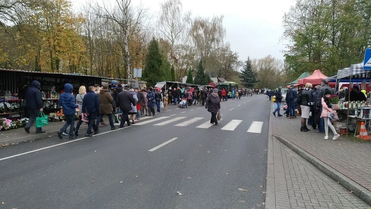 Tysiące ludzi odwiedza bolesławiecki cmentarz