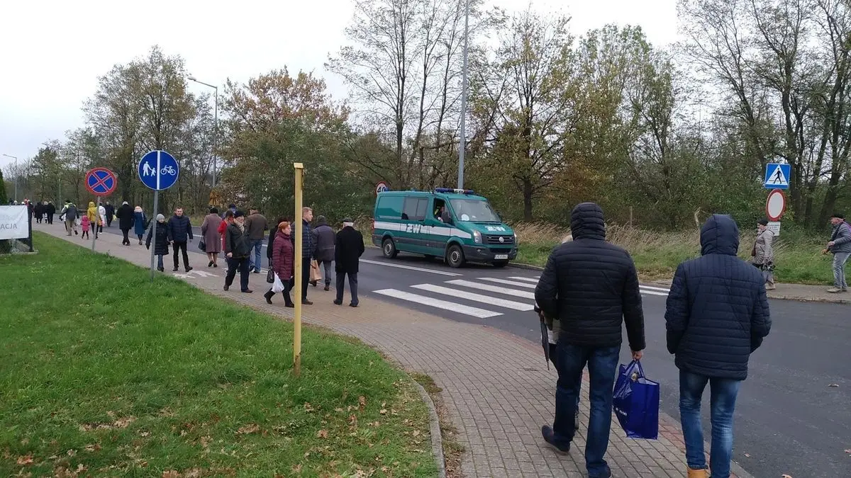 Tysiące ludzi odwiedza bolesławiecki cmentarz