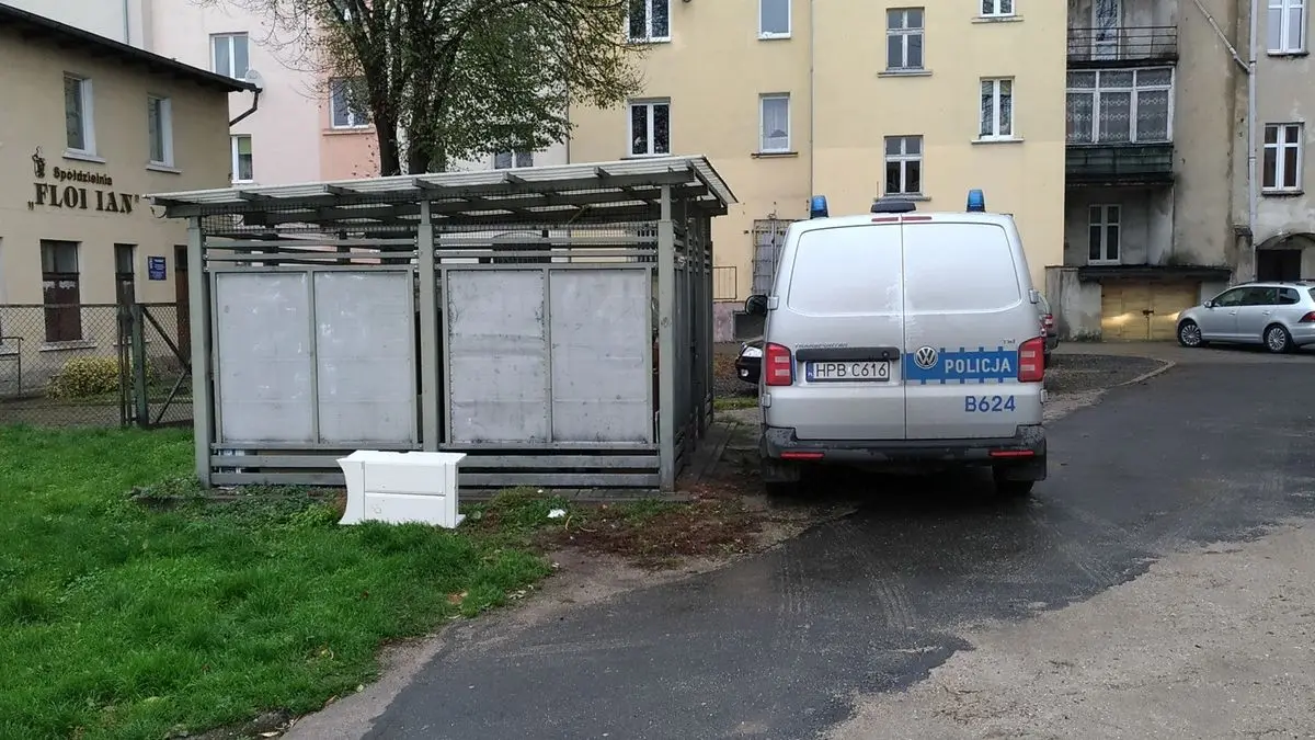 Zwłoki w śmietniku na Chrobrego