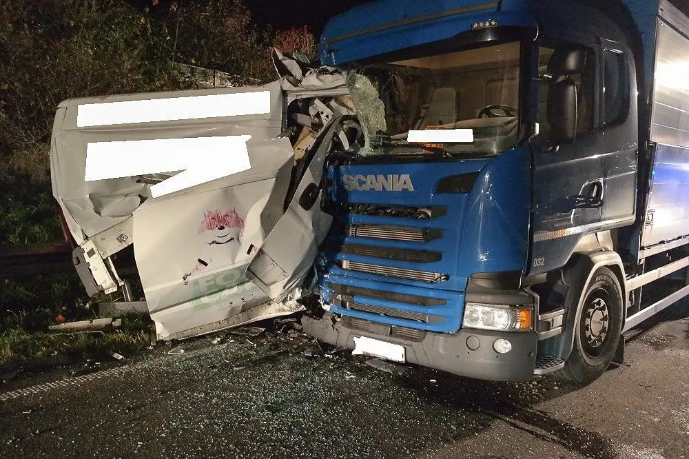 Wypadek bolesławieckiego busa w Niemczech. 22-letni kierowca ciężko ranny