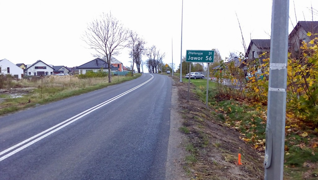 Latarnie na Kosiby stawiają przy samym asfalcie. A gdzie chodnik?! – pyta Czytelnik. Co na to magistrat?