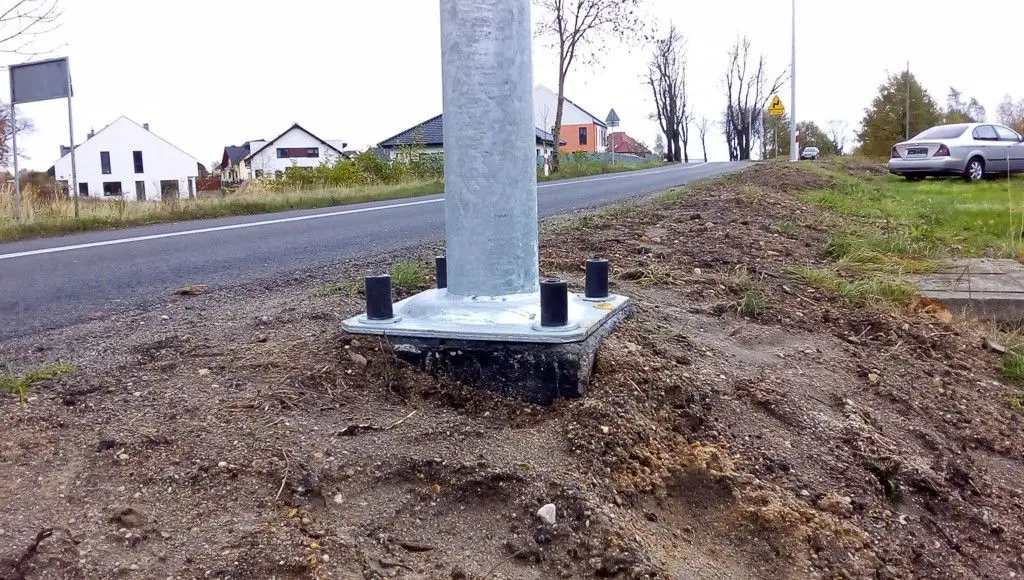 Latarnie na Kosiby stawiają przy samym asfalcie. A gdzie chodnik?! – pyta Czytelnik. Co na to magistrat?