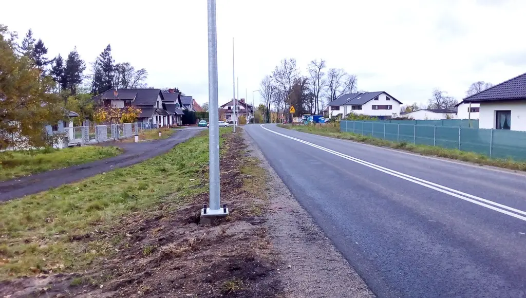 Latarnie na Kosiby stawiają przy samym asfalcie. A gdzie chodnik?! – pyta Czytelnik. Co na to magistrat?