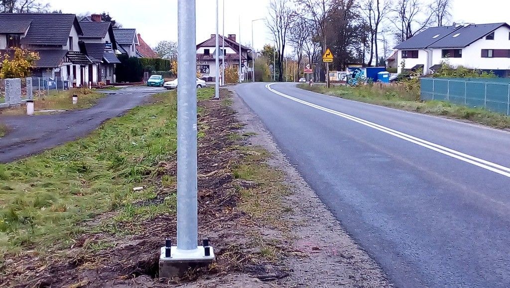 Latarnie na Kosiby stawiają przy samym asfalcie. A gdzie chodnik?! – pyta Czytelnik. Co na to magistrat?