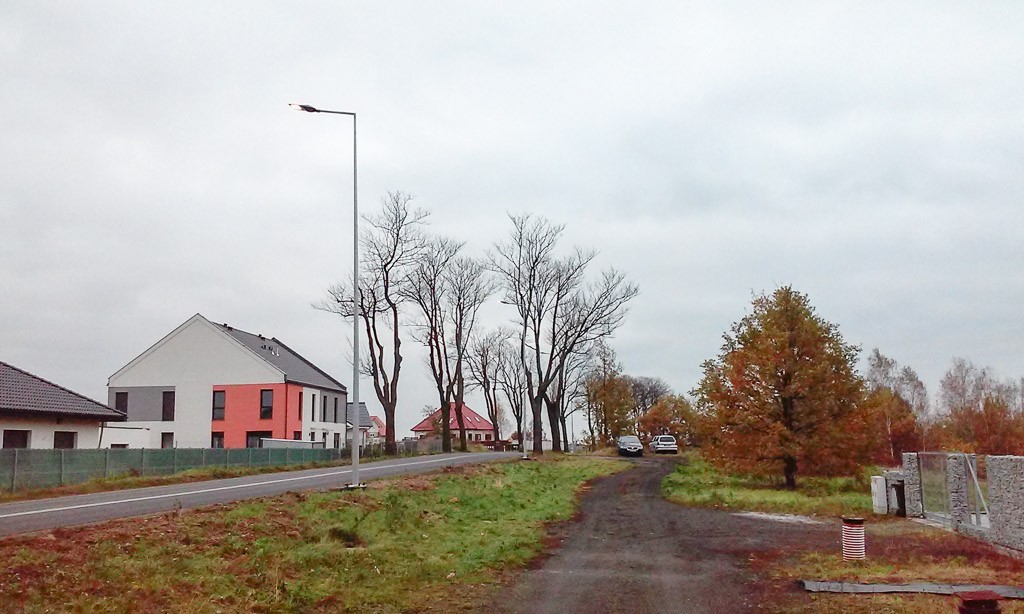 Latarnie na Kosiby stawiają przy samym asfalcie. A gdzie chodnik?! – pyta Czytelnik. Co na to magistrat?