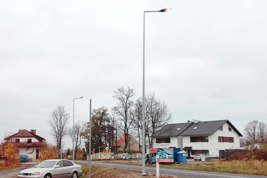 Latarnie na Kosiby stawiają przy samym asfalcie. A gdzie chodnik?! – pyta Czytelnik. Co na to magistrat?