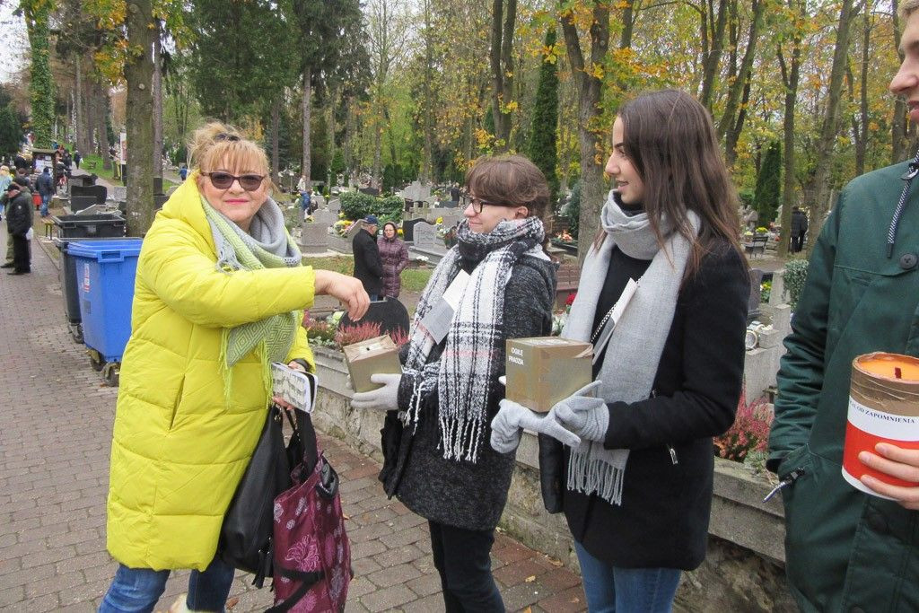 Zebrali ponad 3,7 tys. zł na akcję ratowania polskich cmentarzy na Kresach