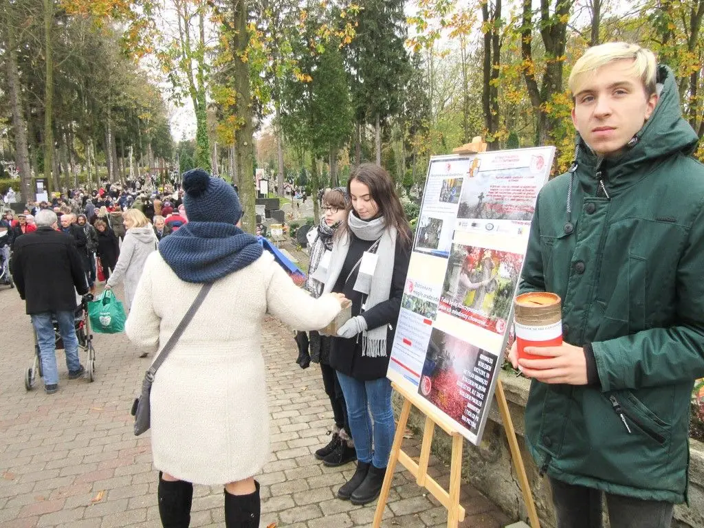 Zebrali ponad 3,7 tys. zł na akcję ratowania polskich cmentarzy na Kresach