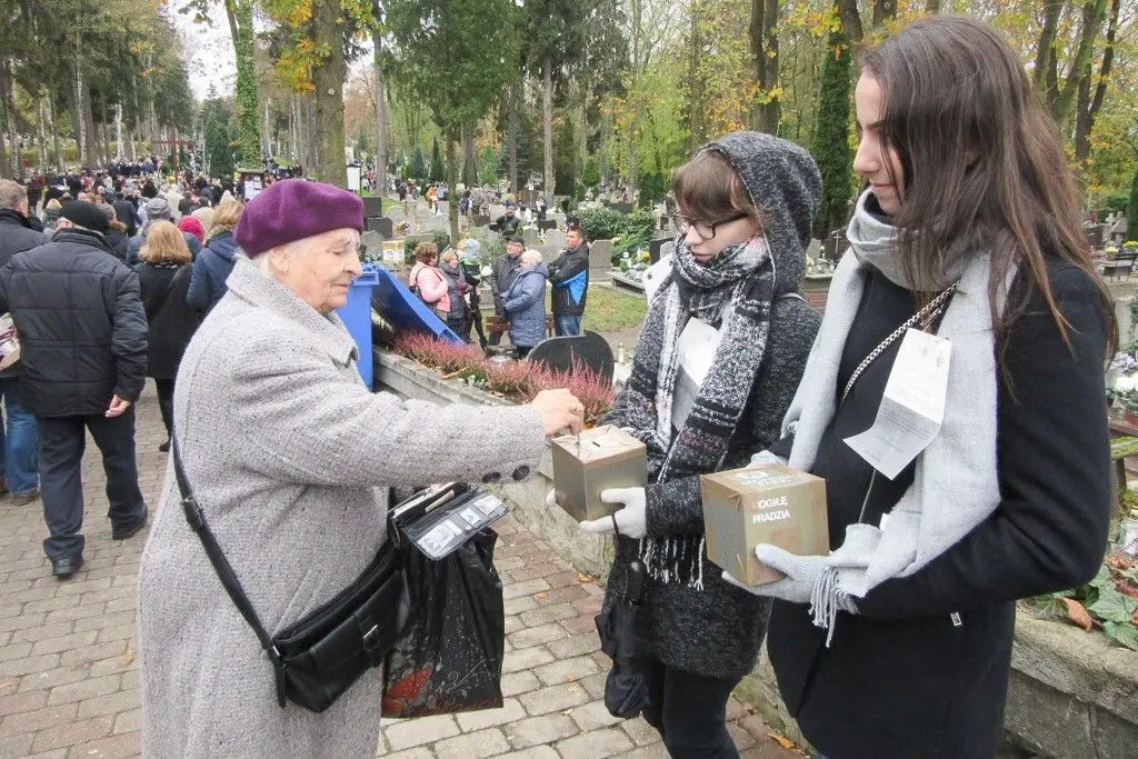 Zebrali ponad 3,7 tys. zł na akcję ratowania polskich cmentarzy na Kresach