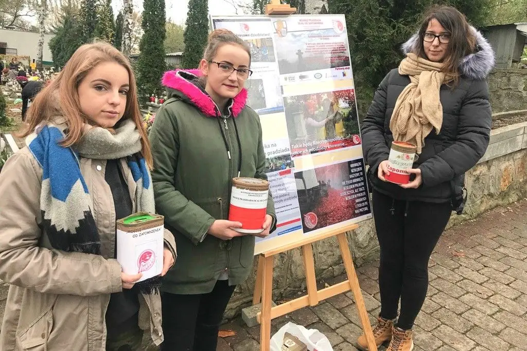 Зібрали понад 3,7 тис. злотих на акцію з порятунку польських кладовищ на Кресах