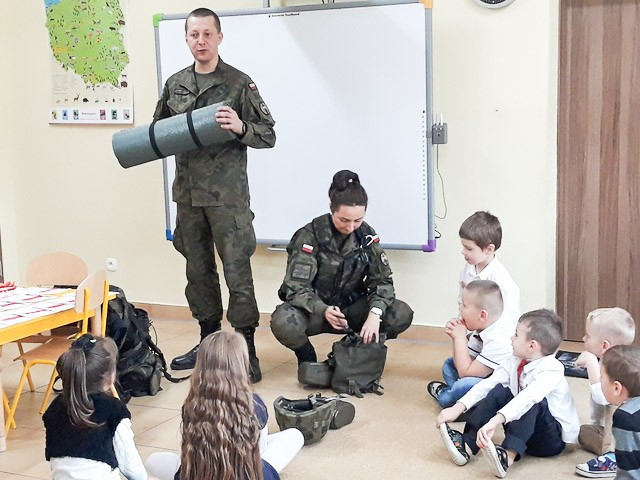 Żołnierze w Akademii Rozwoju w Tomaszowie