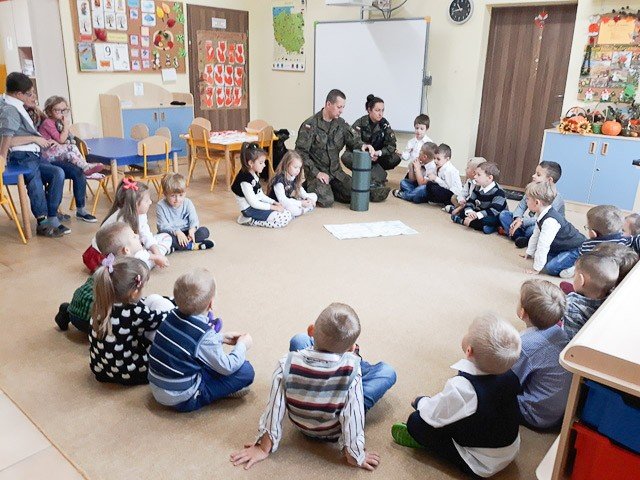 Żołnierze w Akademii Rozwoju w Tomaszowie