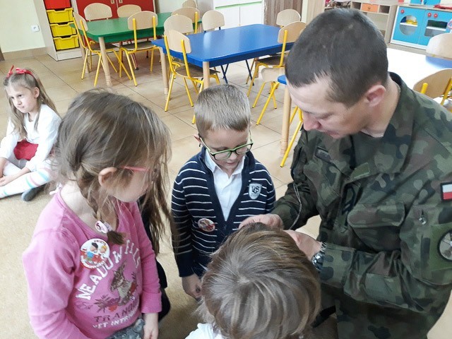 Żołnierze w Akademii Rozwoju w Tomaszowie