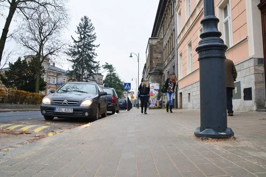 Nowy chodnik i nowe latarnie na Komuny Paryskiej
