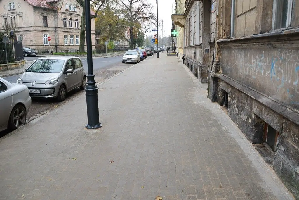 Nowy chodnik i nowe latarnie na Komuny Paryskiej