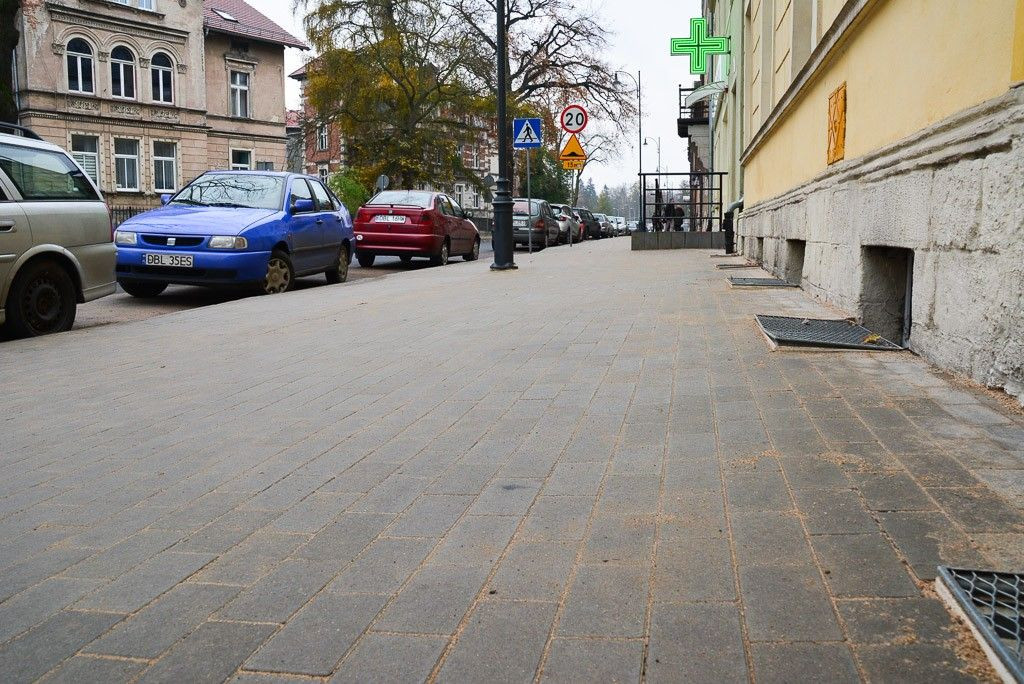 Nowy chodnik i nowe latarnie na Komuny Paryskiej