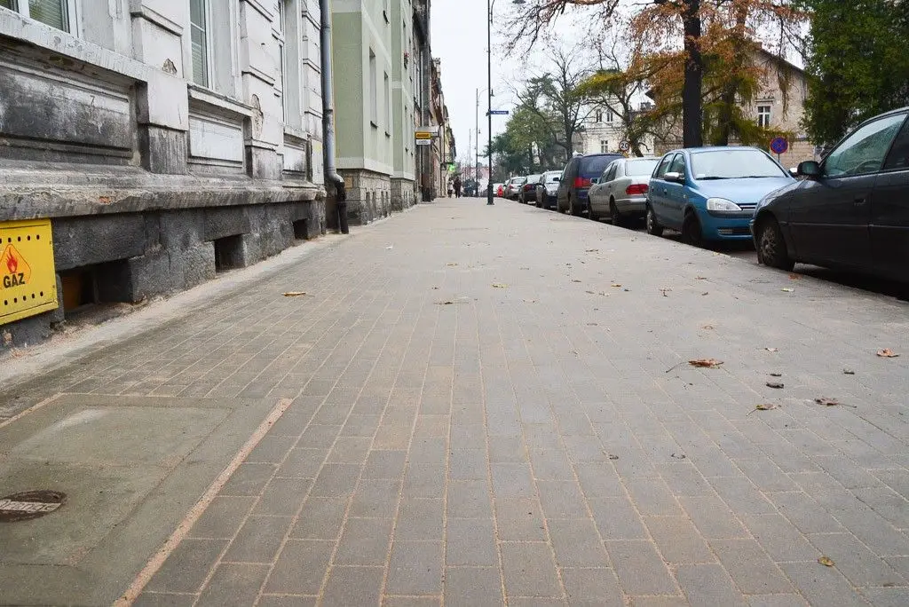 Nowy chodnik i nowe latarnie na Komuny Paryskiej