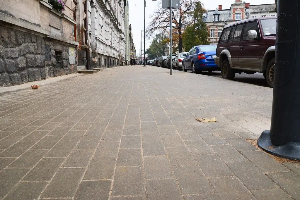 Nowy chodnik i nowe latarnie na Komuny Paryskiej