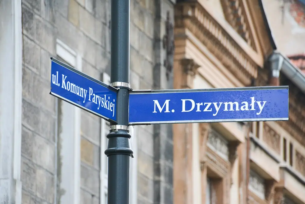 Nowy chodnik i nowe latarnie na Komuny Paryskiej