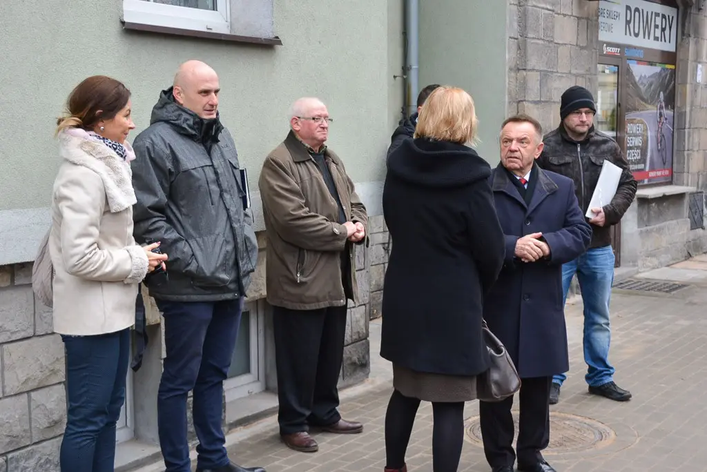 Nowy chodnik i nowe latarnie na Komuny Paryskiej