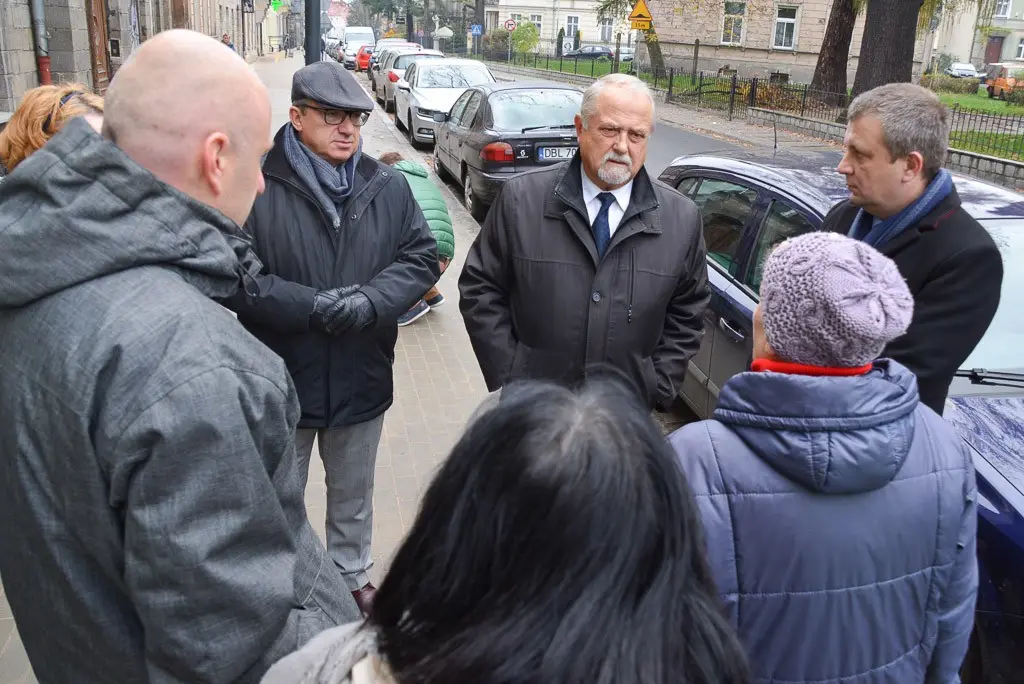 Nowy chodnik i nowe latarnie na Komuny Paryskiej
