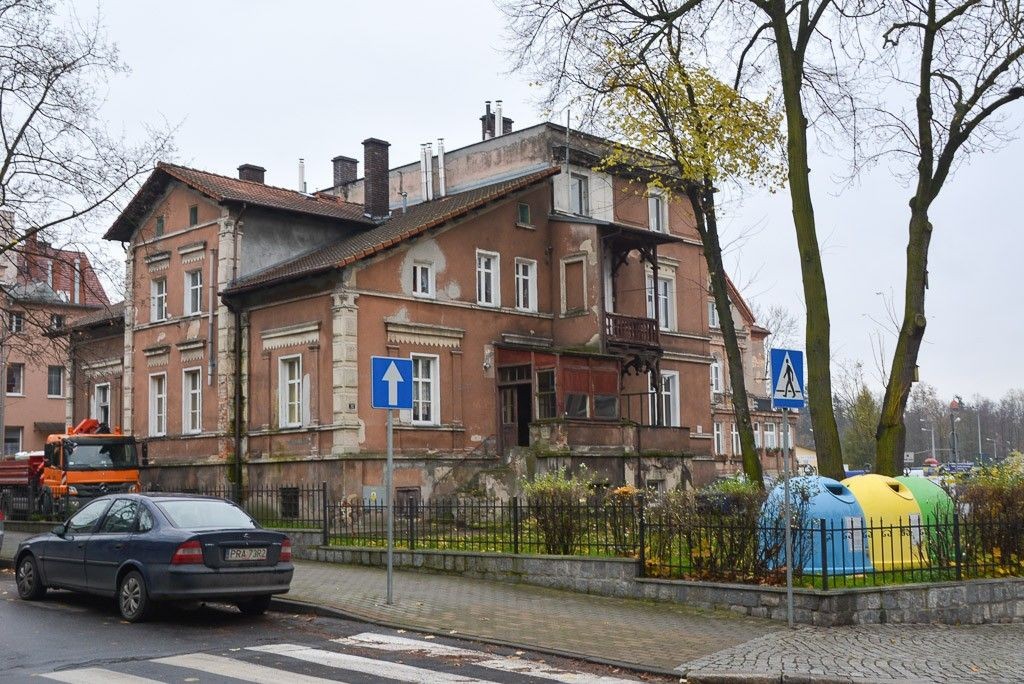 Nowy chodnik i nowe latarnie na Komuny Paryskiej