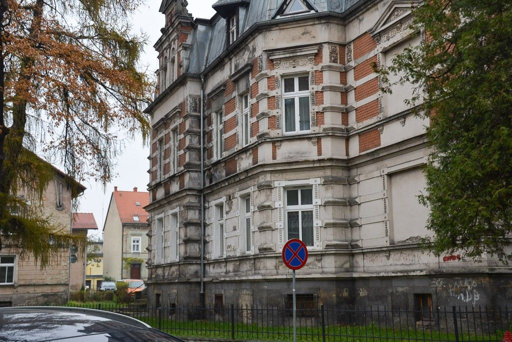 Nowy chodnik i nowe latarnie na Komuny Paryskiej