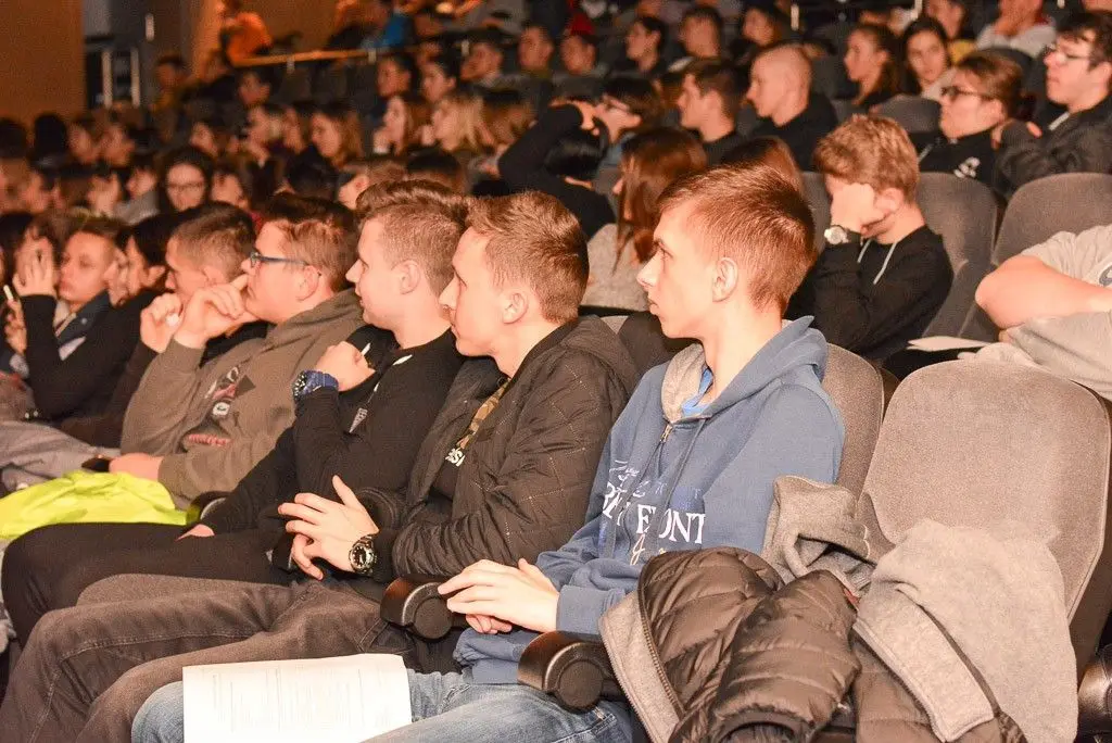 Debata o bezpieczeństwie w kinie Forum BOK – MCC i pokaz działania straży pożarnej na pl. Piłsudskiego w Bolesławcu