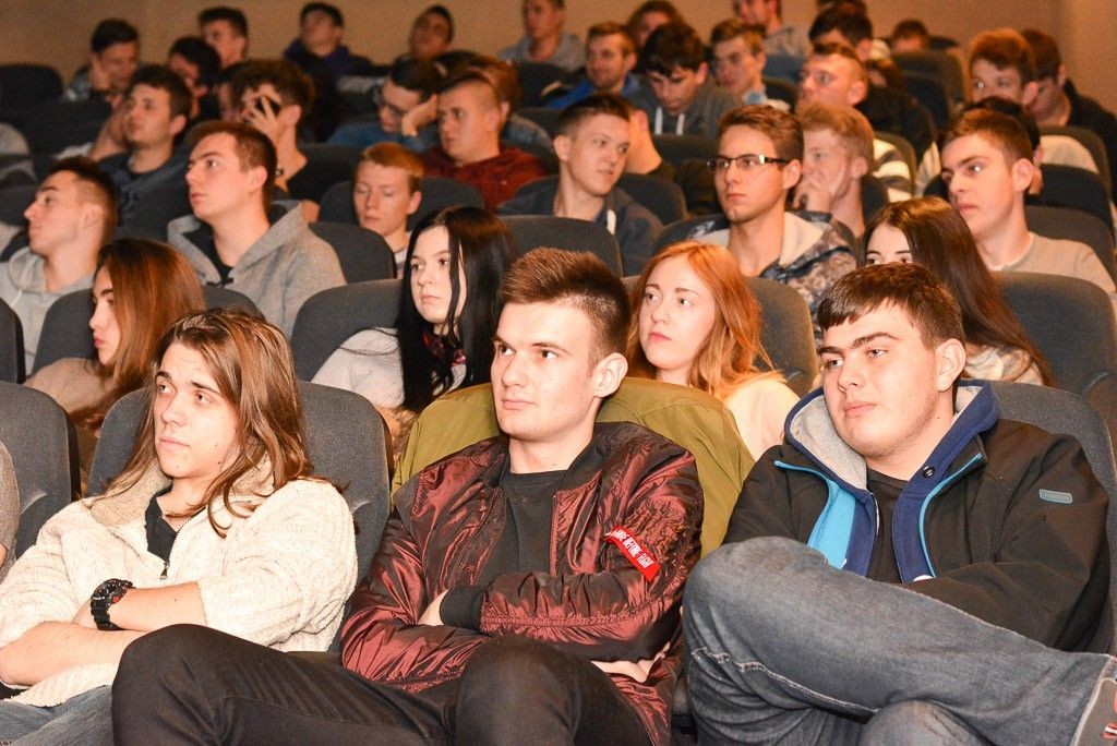 Debata o bezpieczeństwie w kinie Forum BOK – MCC i pokaz działania straży pożarnej na pl. Piłsudskiego w Bolesławcu