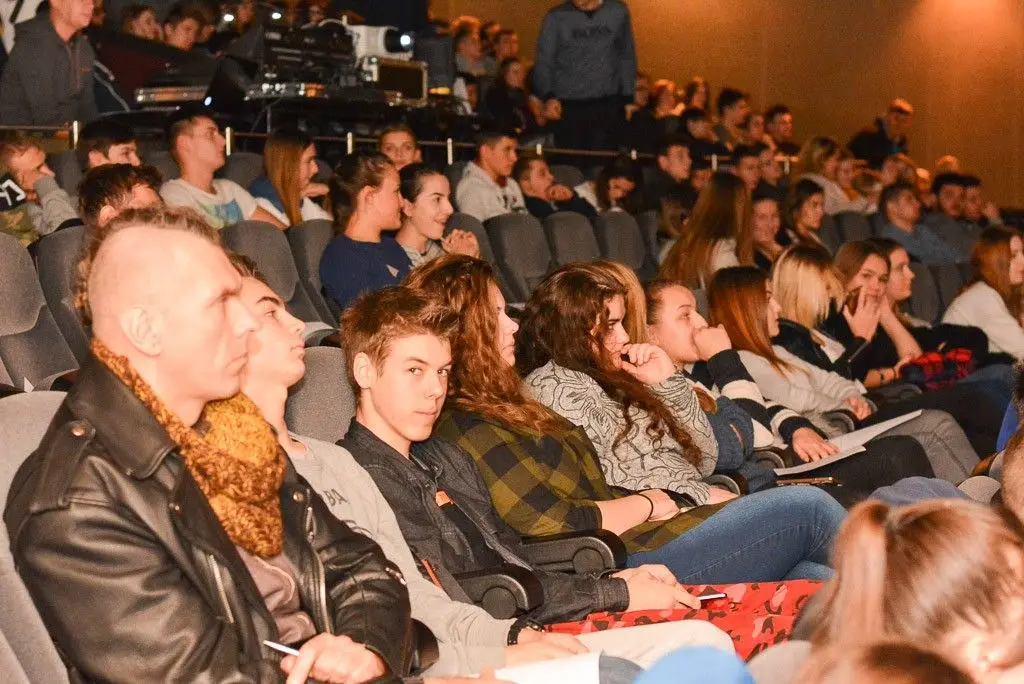 Debata o bezpieczeństwie w kinie Forum BOK – MCC i pokaz działania straży pożarnej na pl. Piłsudskiego w Bolesławcu