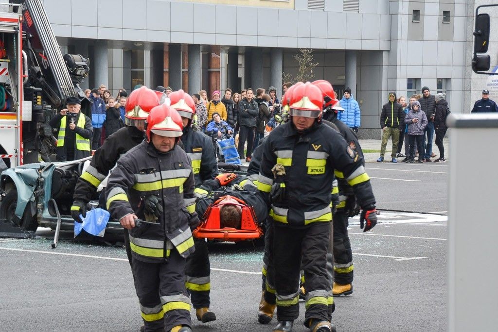 Debata o bezpieczeństwie w kinie Forum BOK – MCC i pokaz działania straży pożarnej na pl. Piłsudskiego w Bolesławcu