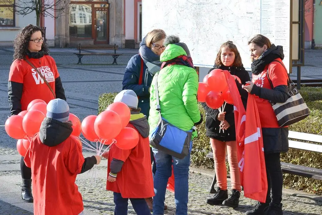 Marsz wolontariuszy Szlachetnej Paczki wokół bolesławieckiego Rynku
