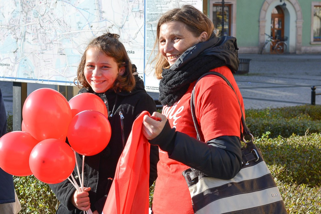 Marsz wolontariuszy Szlachetnej Paczki wokół bolesławieckiego Rynku