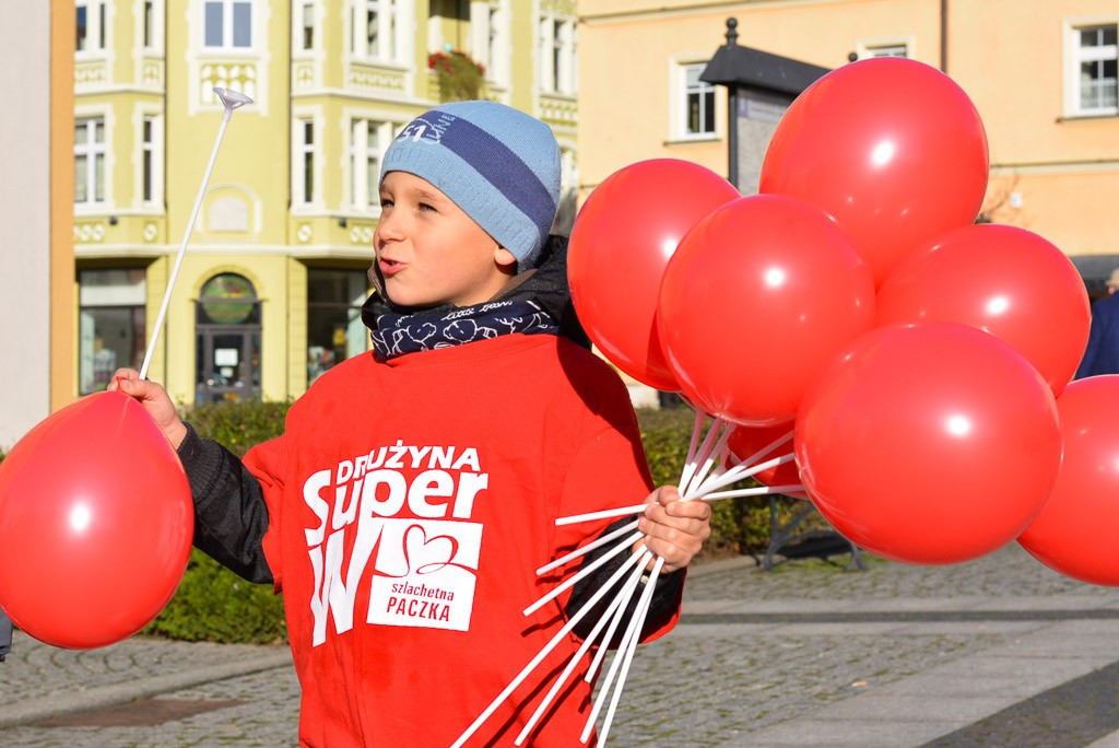 Marsz wolontariuszy Szlachetnej Paczki wokół bolesławieckiego Rynku