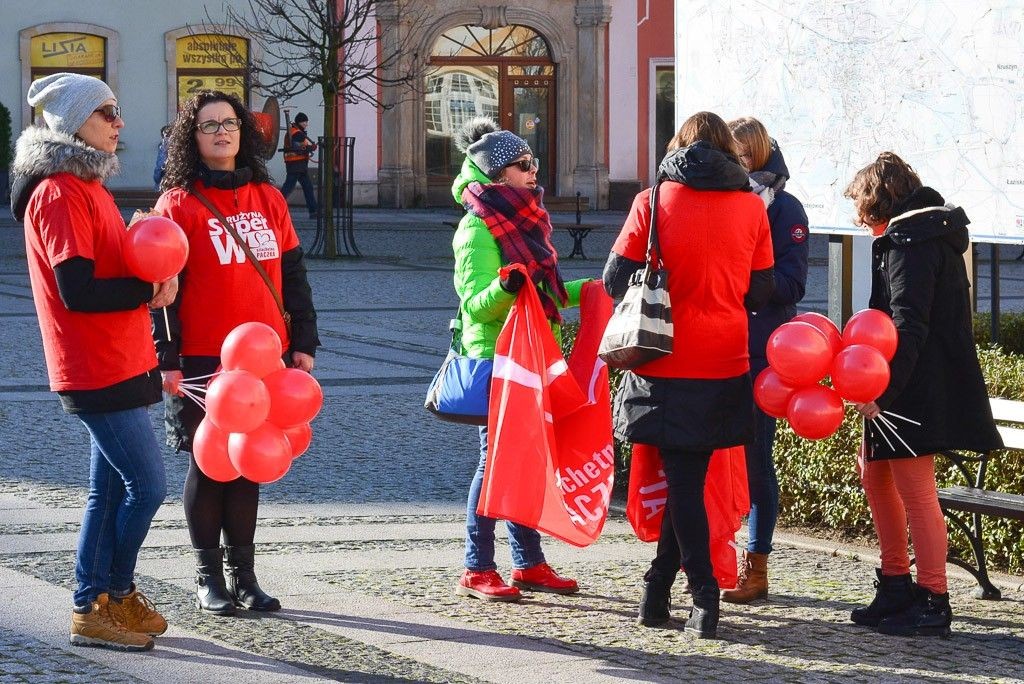 Marsz wolontariuszy Szlachetnej Paczki wokół bolesławieckiego Rynku
