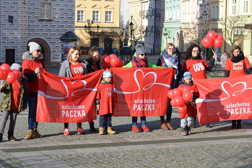 Marsz wolontariuszy Szlachetnej Paczki wokół bolesławieckiego Rynku