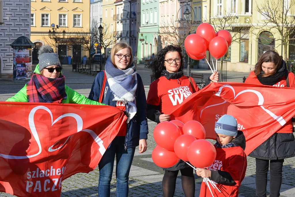 Marsz wolontariuszy Szlachetnej Paczki wokół bolesławieckiego Rynku