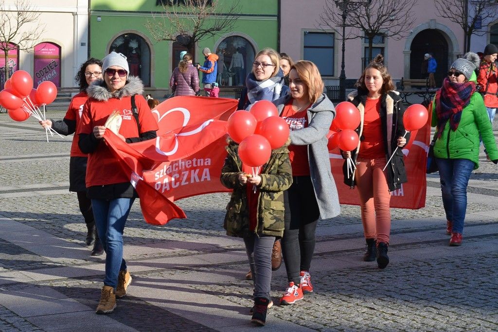 Marsz wolontariuszy Szlachetnej Paczki wokół bolesławieckiego Rynku
